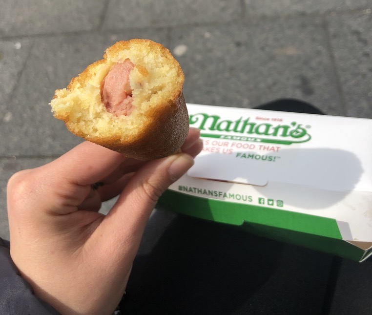 Hot dog di Nathans tra lo street food più famoso di New York